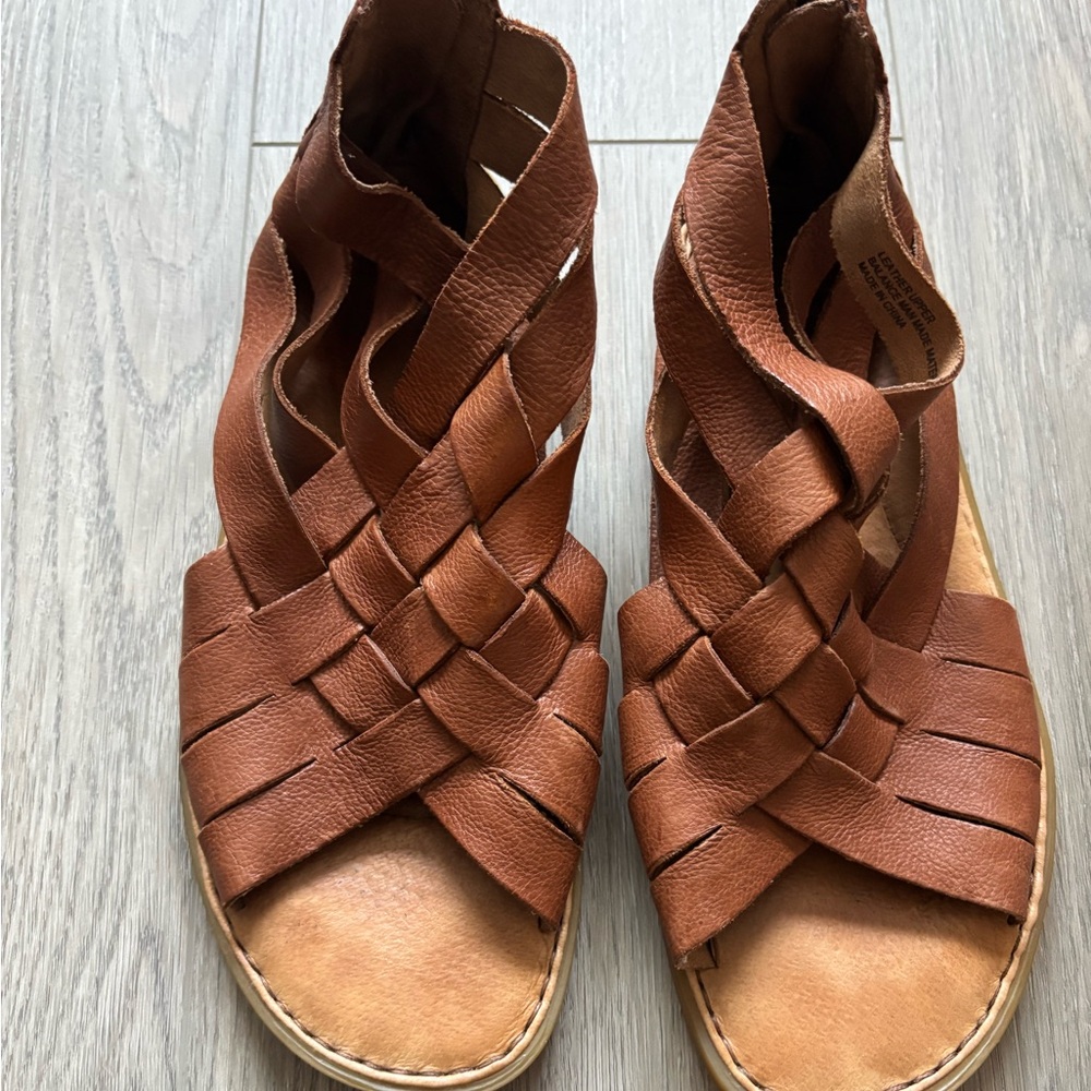 Born Women’s Iwa Sandal - Picture 8 of 9